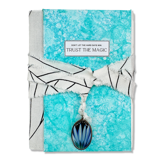 Anteckningsbok 'Don’t let the hard days win – trust the magic' – handgjord i återvunnet material