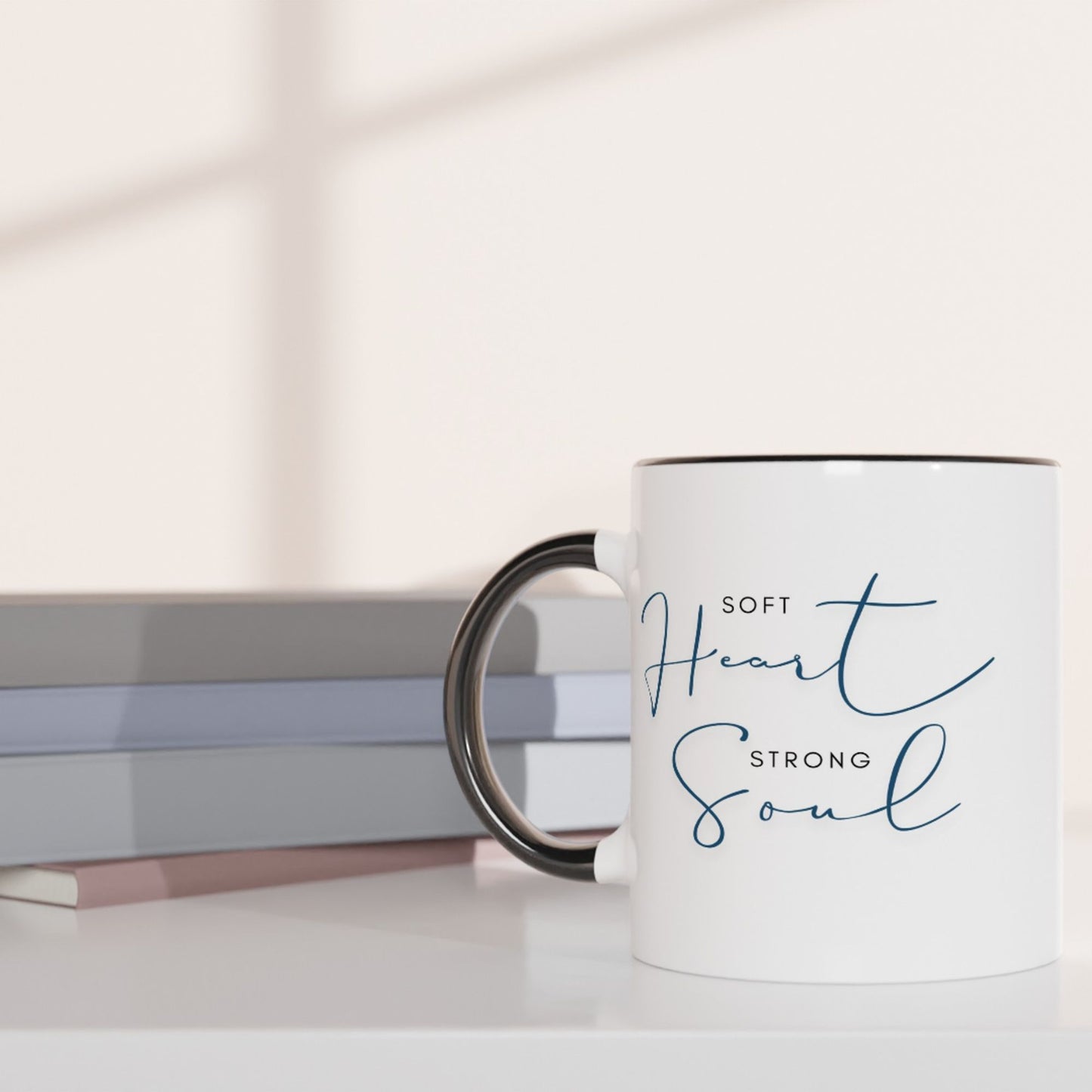 Soft Heart, Strong Soul – keramikmugg i svart/vitt