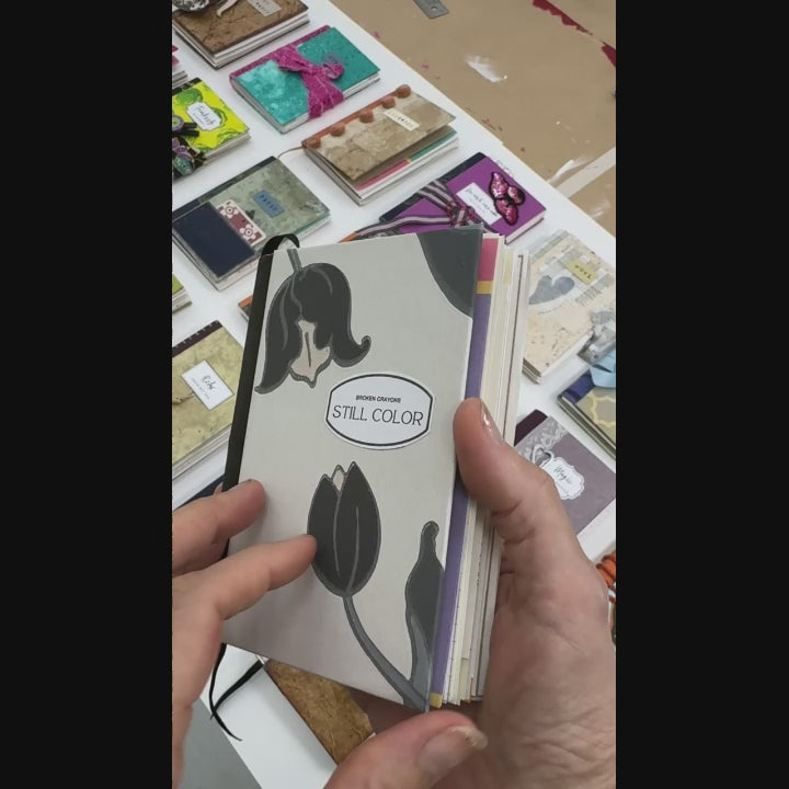 Bläddrar igenom anteckningsbok och visar hur många olika sidor det är.